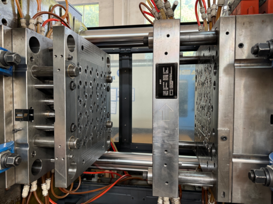 Enjeksiyon kalıplama makinesinde &ccedil;alışan şırınga kalıbı